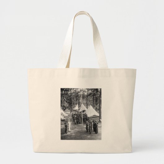 Vlag-opruiend meisje met scout: 1919 grote tote bag (Voorkant)