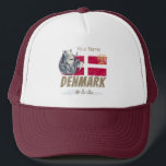 vlag vaart en schip souvenir trucker pet<br><div class="desc">vlag met viking en scheepsontwerp souvenir voor Scandinavische reizigers in Europa. Ontwerp voor Deense backpackers of verjaardag en voor Kopenhagen vakantie. Denemarken Kunstwerk voor Odense en Aalborg fans van Scandinavië. Denemarken vlagontwerp met viking en schip. Souvenir perfect voor Deense backpackers en reizigers naar Scandinavië. Denemarken souvenirs voor Kopenhagen, Odense en...</div>