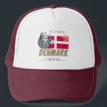 vlag vaart en schip souvenir trucker pet<br><div class="desc">vlag met viking en scheepsontwerp souvenir voor Scandinavische reizigers in Europa. Ontwerp voor Deense backpackers of verjaardag en voor Kopenhagen vakantie. Denemarken Kunstwerk voor Odense en Aalborg fans van Scandinavië. Denemarken vlagontwerp met viking en schip. Souvenir perfect voor Deense backpackers en reizigers naar Scandinavië. Denemarken souvenirs voor Kopenhagen, Odense en...</div>