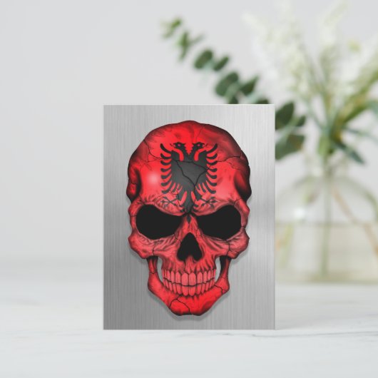 Vlag van Albanië op een stalen schedel Briefkaart (Staand voorkant)