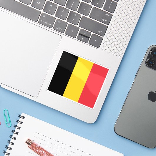 Vlag van België Sticker (Laptop met iPhone)