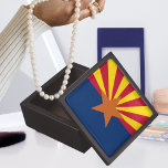 Vlag van de staat Arizona Premium Cadeau Doosje<br><div class="desc">De Arizona State Flag heeft dertien rode en gele stralen op de bovenste helft, en blauw op de onderste helft, met een koperen ster in het midden. Aangenomen op 27 februari 1917. Dit ziet er goed uit op elk product en maakt een geweldige reisherinnering. ⭐PERSONALISEER deze sjabloon met uw kunstwerk....</div>