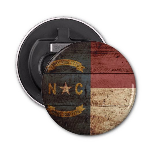 Vlag van de staat North Carolina op de oude houten Button Flesopener (Voorkant)