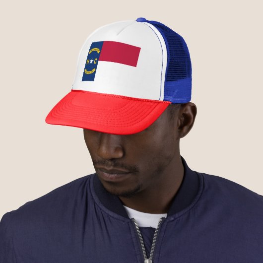 Vlag van de staat Patriotic North Carolina Trucker Pet (In situ)