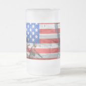 Vlag van de VS bij soldaten en vrijheidsbeeld Matglas Bierpul (Center)