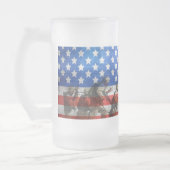 Vlag van de VS bij soldaten en vrijheidsbeeld Matglas Bierpul (Links)