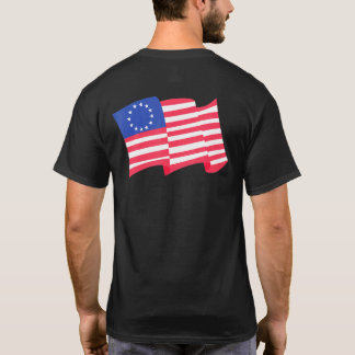 Vlag van de VS die in de lucht wappert Gelukkige T-shirt