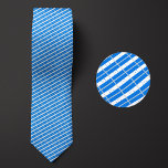 Vlag van Honduras Patroon Stropdas<br><div class="desc">De vlag van Honduras Pattern Necktie benadrukt de nationale kleuren van het land van een afstand door het gebruik van een slim schuin ontwerp. Bij nadere beschouwing laat het naadloze herhaalbare patroon van kleine vlaggetjes op een esthetisch aangename manier het nationale vaandel zien.</div>