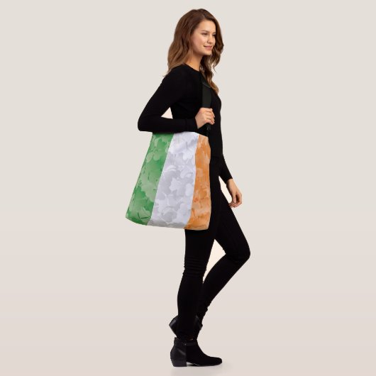 Vlag van Ierland met een shamrockpatroon Crossbody Tas (Op model)