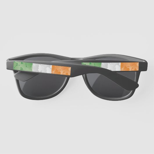 Vlag van Ierland met shamrockpatroon Zonnebrillen (Achterkant)