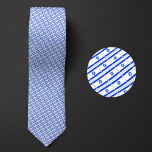 Vlag van Israël Patroon Stropdas<br><div class="desc">De vlag van Israël Pattern Necktie benadrukt de nationale kleuren van het land van een afstand door het gebruik van een slim schuin ontwerp. Bij nadere beschouwing laat het naadloze herhaalbare patroon van kleine vlaggetjes op een esthetisch aangename manier het nationale vaandel zien.</div>