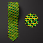 Vlag van Jamaica Pattern Stropdas<br><div class="desc">De vlag van Jamaica Pattern Necktie benadrukt de nationale kleuren van het land van een afstand door het gebruik van een slim schuin ontwerp. Bij nadere beschouwing laat het naadloze herhaalbare patroon van kleine vlaggetjes op een esthetisch aangename manier het nationale vaandel zien.</div>