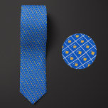 Vlag van Kosovo Patroon Stropdas<br><div class="desc">De vlag van Kosovo Pattern Necktie benadrukt de nationale kleuren van het land van een afstand door het gebruik van een slim schuin ontwerp. Bij nadere beschouwing laat het naadloze herhaalbare patroon van kleine vlaggetjes op een esthetisch aangename manier het nationale vaandel zien.</div>