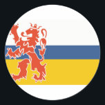 Vlag van Nederlands Limburg Ronde Sticker<br><div class="desc">De vlag van Limburg, een provincie in Nederland. De vlag bestaat uit drie rijen kleuren. De kleuren zijn wit, blauw en geel. Onder de vlag staat een symbool van de rode Limburgse leeuw met een dubbele staart, tegenover de vlaggenstok. De kleinere blauwe middelste rij symboliseert de rivier de Meuse (Maas...</div>