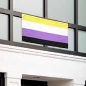 Vlag van niet-binaire pride spandoek (Buitenkant Gebouw)