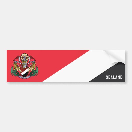 Vlag van Sealand, met wapenschild bovenaan Bumpersticker (Voorkant)