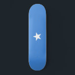 Vlag van Somalië Persoonlijk Skateboard<br><div class="desc">Dit ontwerp is voorzien van de nationale vlag van Somalië (officieel bekend als de Federale Republiek Somalië), een land in de Hoorn van Afrika. Somalië heeft de langste kustlijn op het Afrikaanse vasteland. Somalië wordt door Ethiopië in het westen begrensd, Djibouti in het noordwesten, de Golf van Aden in het...</div>