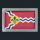 Vlag van St. Louis, Missouri Rechthoekige gordel B Gesp<br><div class="desc">Belt Buckle met vlag van de stad St. Louis; rode vlag met witte en blauwe golven en blauwe vlooien in gele cirkel</div>
