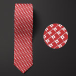 Vlag van Tonga Pattern Stropdas<br><div class="desc">De vlag van Tonga Pattern Necktie benadrukt de nationale kleuren van het land van een afstand door een slim schuin ontwerp te gebruiken. Bij nadere beschouwing laat het naadloze herhaalbare patroon van kleine vlaggetjes op een esthetisch aangename manier het nationale vaandel zien.</div>