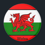 Vlag van Wales Magneet<br><div class="desc">De vlag van Wales (Welsh: Baner Cymru of Y Ddraig Goch, dat "The Red Dragon" betekent) bestaat uit een rode drakenpassant op een groen en wit veld. Zoals met vele heraldische beschuldigingen, is de nauwkeurige vertegenwoordiging van de draak niet gestandaardiseerd en vele teruggegeven bestaan. De vlag omvat de Rode Draak...</div>