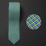 Vlag van Zweden Patroon Stropdas<br><div class="desc">De vlag van Zweden Pattern Necktie benadrukt de nationale kleuren van het land van een afstand door het gebruik van een slim schuin ontwerp. Bij nadere beschouwing laat het naadloze herhaalbare patroon van kleine vlaggetjes op een esthetisch aangename manier het nationale vaandel zien.</div>