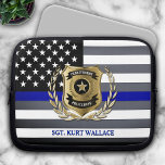 vlag voor de politie van de Thin Blue Line Laptop Sleeve<br><div class="desc">Personaliseer de laptophoes met de klassieke zwarte en witte politievlag met de dunne blauwe lijn. Bewerk de naam van uw stad en de naam en titel van uw officier,  voor een uniek cadeau voor uw favoriete wetshandhaver.</div>