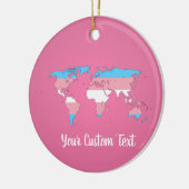 vlag voor transgenderpride, met een wereldkaart ke keramisch ornament (Links)