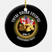 Vlaggen 2024 TOTALE ZONSVERDUISTERING Familie Keramisch Ornament (Achterkant)