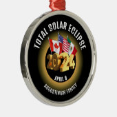 Vlaggen 2024 TOTALE ZONSVERDUISTERING Familie Metalen Ornament (Rechts)