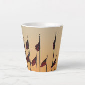 Vlaggen bij Sunset American Patriotic USA Latte Mok (Voorkant)