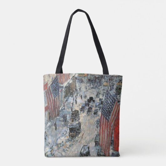 Vlaggen op 57th Street door Frederick Childe Hassa Tote Bag (Achterkant)