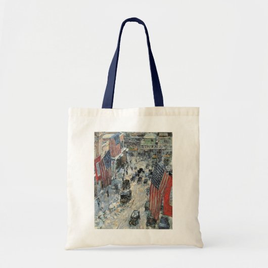 Vlaggen op 57th Street door Frederick Childe Hassa Tote Bag (Voorkant)