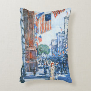 Vlaggen op Fifth Avenue van Childe Hassam, Vintage Accent Kussen