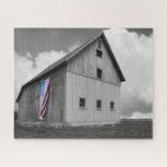 Vlaggen van onze boeren - Barn met Amerikaanse vla Legpuzzel<br><div class="desc">Vlaggen van onze boeren XVI van James McLoughlin. Zwarte en witte foto van een schuur met een Amerikaanse vlag.</div>