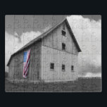 Vlaggen van onze boeren - Barn met Amerikaanse vla Puzzel<br><div class="desc">Vlaggen van onze boeren XVI van James McLoughlin. Zwarte en witte foto van een schuur met een Amerikaanse vlag.</div>