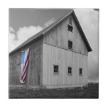Vlaggen van onze boeren - Barn met Amerikaanse vla Tegeltje<br><div class="desc">Vlaggen van onze boeren XVI van James McLoughlin. Zwarte en witte foto van een schuur met een Amerikaanse vlag.</div>