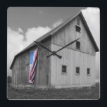 Vlaggen van onze boeren - Barn met Amerikaanse vla Vierkante Klok<br><div class="desc">Vlaggen van onze boeren XVI van James McLoughlin. Zwarte en witte foto van een schuur met een Amerikaanse vlag.</div>