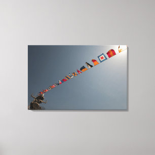 Vlaggen vliegen over het dek van de USS Iwo Jima Canvas Afdruk