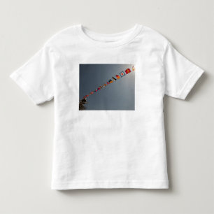 Vlaggen vliegen over het dek van de USS Iwo Jima Kinder Shirts
