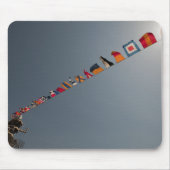 Vlaggen vliegen over het dek van de USS Iwo Jima Muismat (Voorkant)