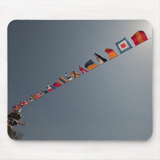 Vlaggen vliegen over het dek van de USS Iwo Jima Muismat (Voorkant)