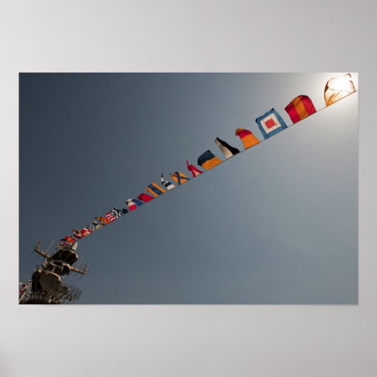 Vlaggen vliegen over het dek van de USS Iwo Jima Poster (Voorkant)