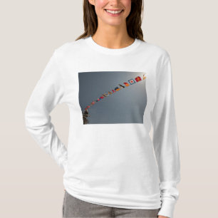 Vlaggen vliegen over het dek van de USS Iwo Jima T-shirt