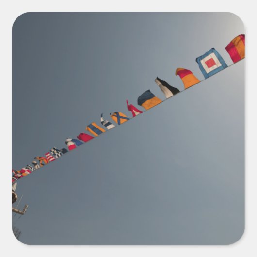 Vlaggen vliegen over het dek van de USS Iwo Jima Vierkante Sticker (Voorkant)