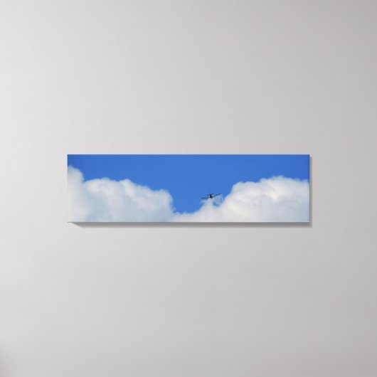 Vlak met wolken Panoramische Canvas Print (Voorkant)