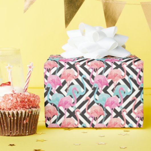 Vlamingoenen op een gebold ontwerppatroon cadeaupapier (Verjaardagsfeest)