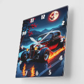 Vlammen en maanlicht dansen over een klassieke het vierkante klok (Hoek)