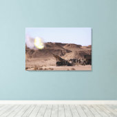 Vlammen en rook komen uit de muilmond. canvas afdruk (Insitu (Houten vloer))