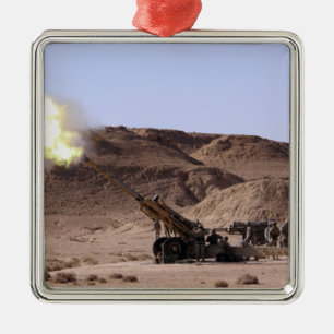 Vlammen en rook komen uit de muilmond. metalen ornament