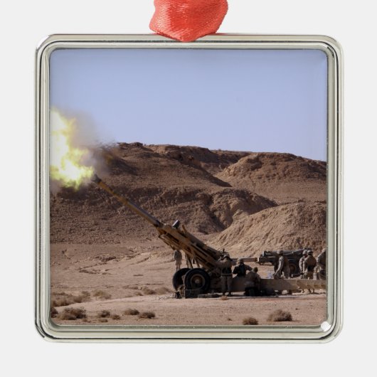 Vlammen en rook komen uit de muilmond. metalen ornament (Voorkant)